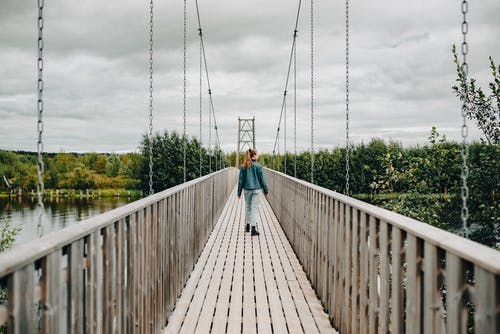 有关人行天橋, 吊橋, 夏天的免费素材图片