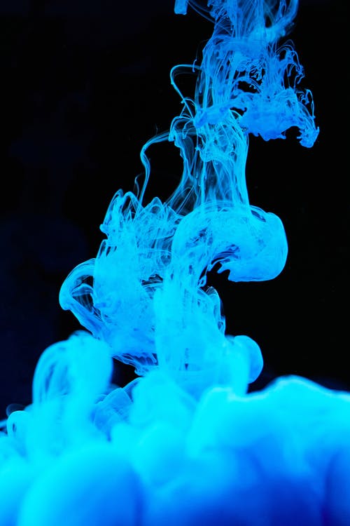 蓝色墨水在水中扩散的高速摄影 · 免费素材图片