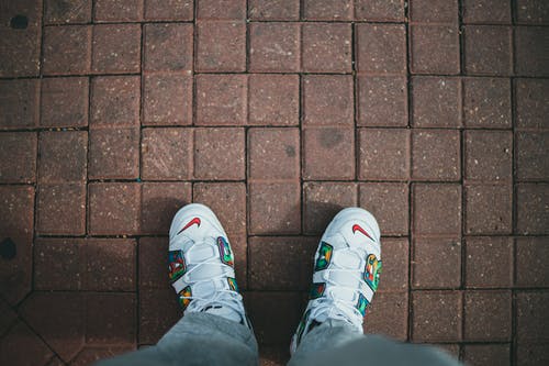 有关brand_logo, 地板, 白色运动鞋的免费素材图片