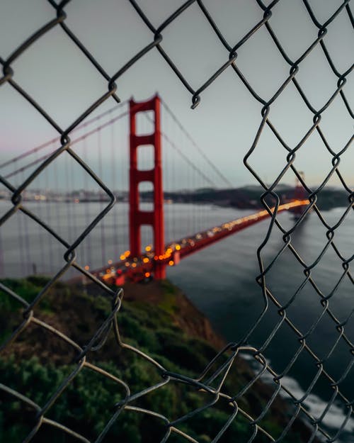 有关吊桥, 围栏, 垂直拍摄的免费素材图片