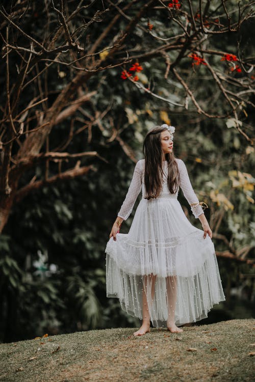 有关垂直拍摄, 女人, 无叶树的免费素材图片