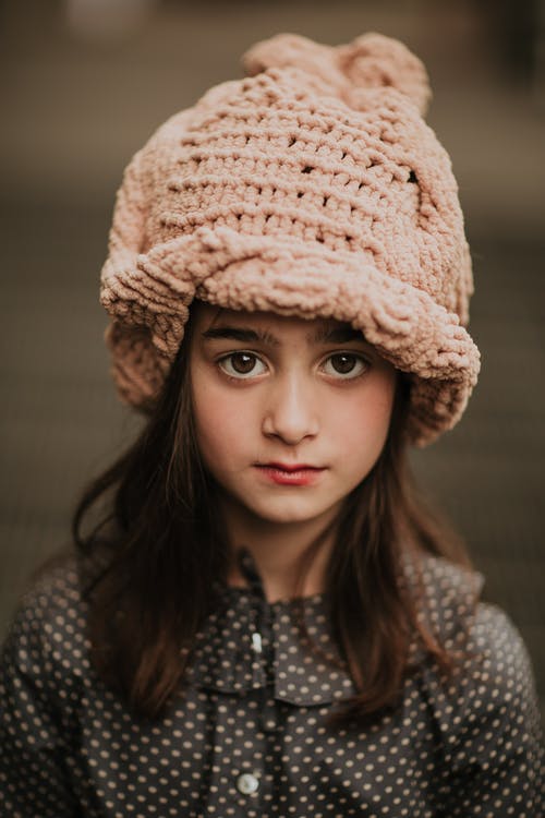 有关（顶部有小羊毛球的）羊毛帽子, 女孩, 小孩的免费素材图片