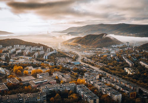 有关山, 市中心, 建筑的免费素材图片