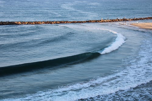 有关招手, 波浪撞击, 海的免费素材图片