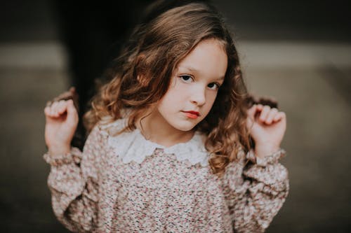 有关举起手臂, 人脸, 女孩的免费素材图片