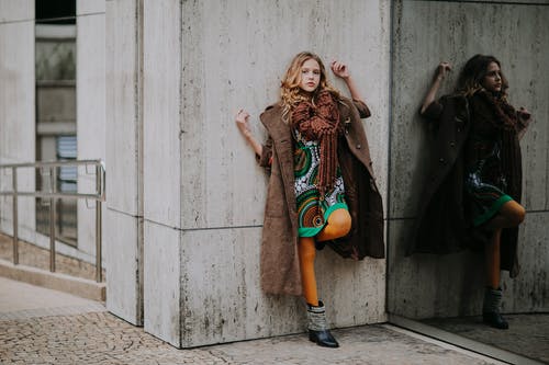 有关一个人, 举起手臂, 冬衣的免费素材图片