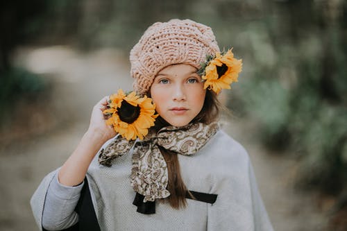 有关人脸, 冬帽, 向日葵的免费素材图片