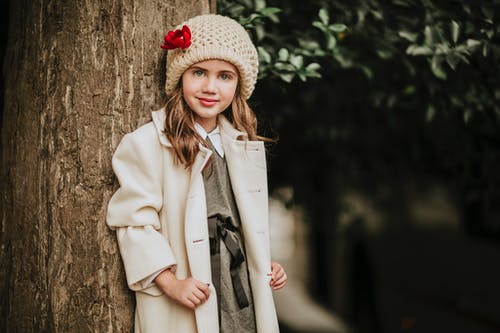 有关（顶部有小羊毛球的）羊毛帽子, 侧面图, 大衣的免费素材图片