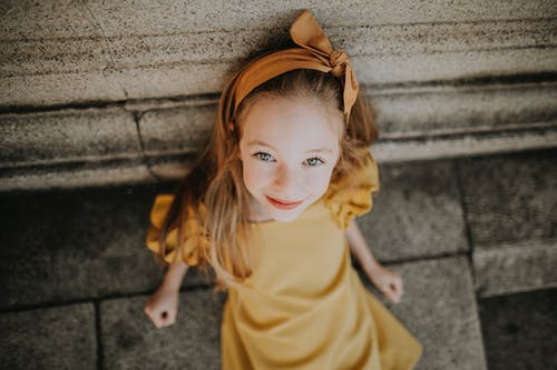 有关发带, 向上看, 坐的免费素材图片