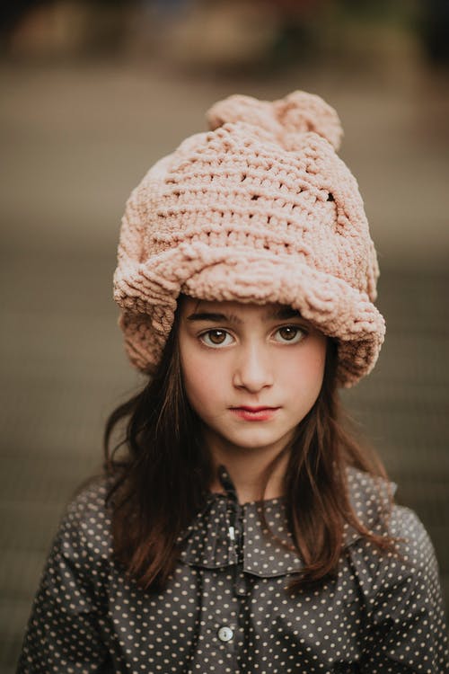 有关（顶部有小羊毛球的）羊毛帽子, 休闲服装, 女孩的免费素材图片