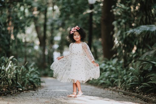 有关儿童, 公园, 头发里的花的免费素材图片