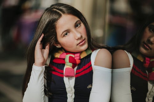 有关女孩, 抚摸头发, 摆姿势的免费素材图片