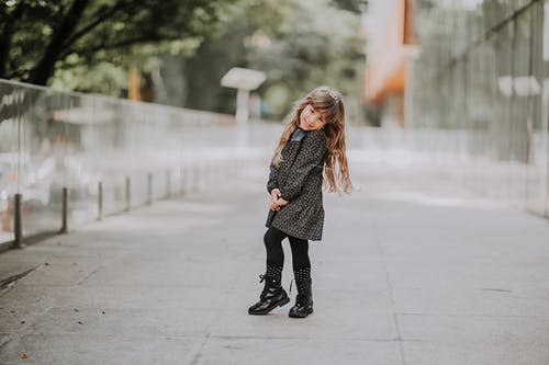 有关一个人, 儿童, 卷发的免费素材图片