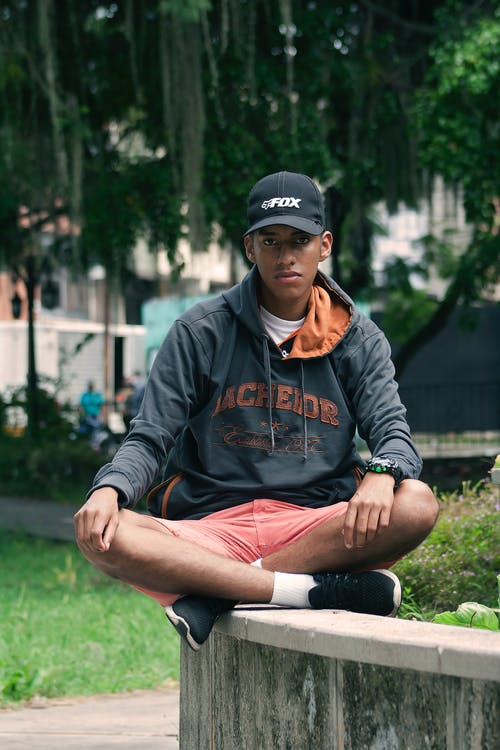 有关坐, 垂直拍摄, 帽子的免费素材图片