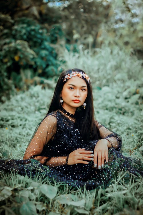 有关坐, 垂直拍摄, 女人的免费素材图片