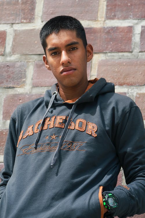 有关人, 垂直拍摄, 手表的免费素材图片