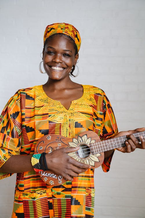 有关传统服装, 四弦琴, 垂直拍摄的免费素材图片