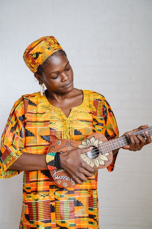 一个女人玩夏威夷四弦琴 · 免费素材图片