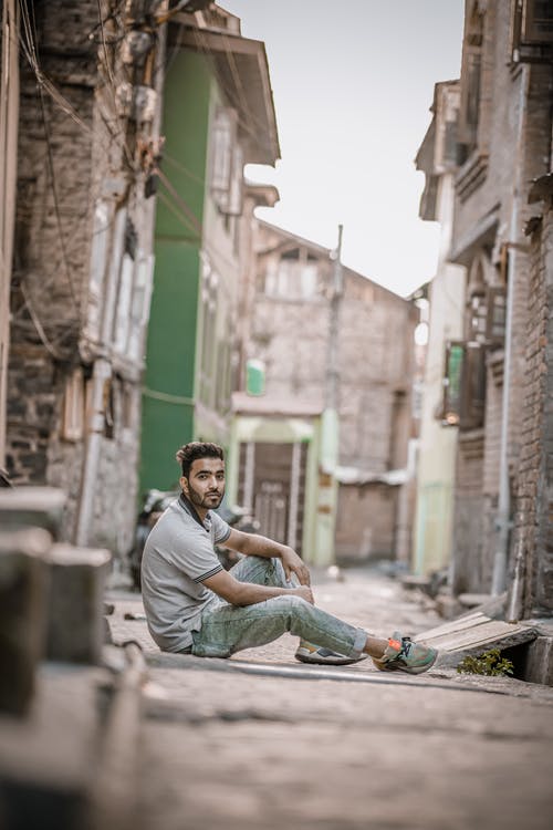 有关人, 坐, 垂直拍摄的免费素材图片