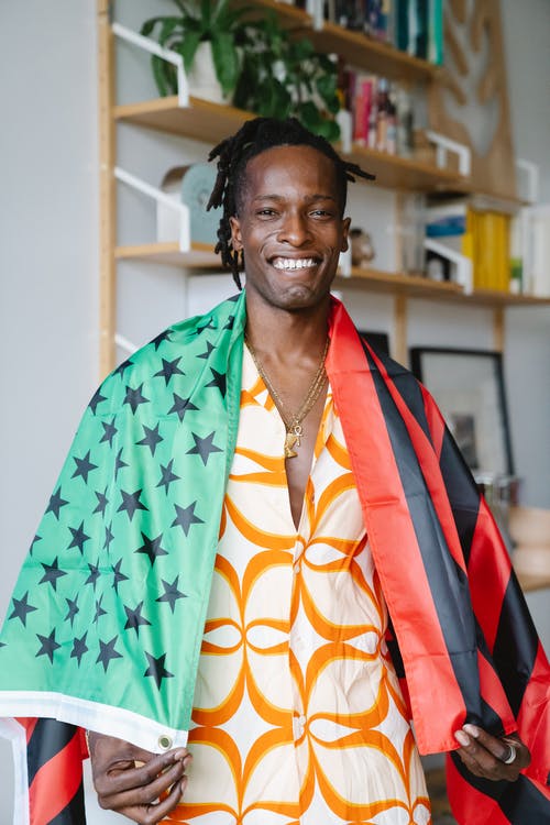 微笑的男人穿着传统的衣服 · 免费素材图片