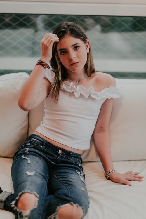 有关坐, 垂直拍摄, 女人的免费素材图片