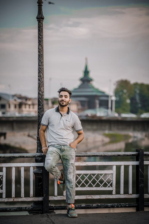 有关polo衫, 人, 坐的免费素材图片