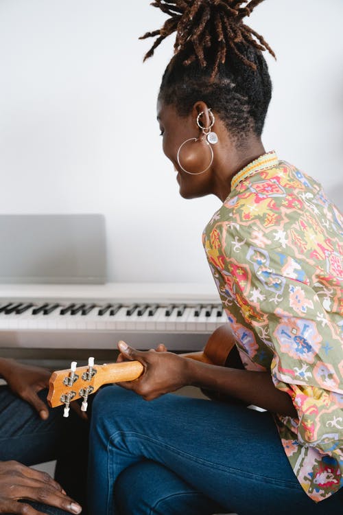 有关四弦琴, 垂直拍摄, 女人的免费素材图片