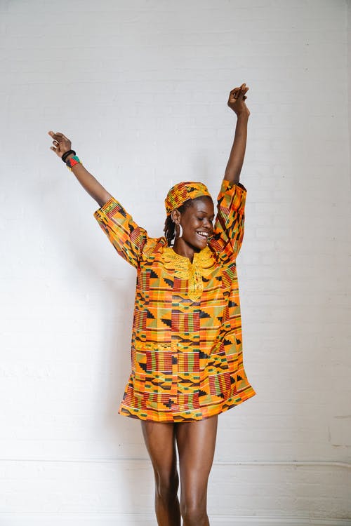 有关举起手臂, 休闲, 传统服装的免费素材图片