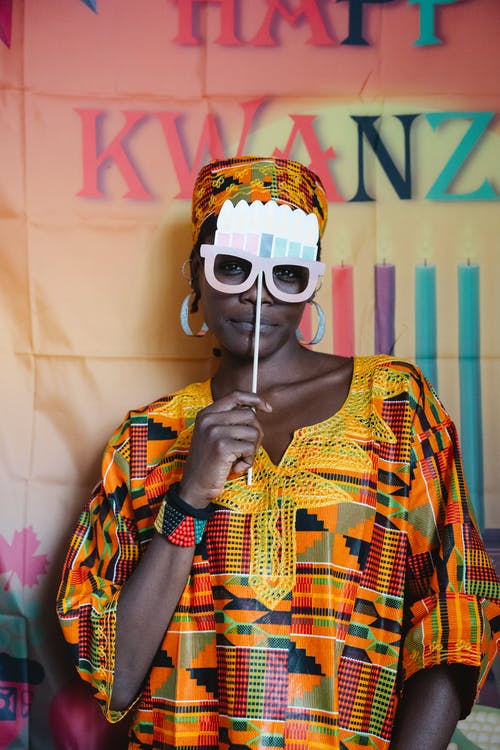 穿着传统服装的女人拿着化装舞会面具 · 免费素材图片