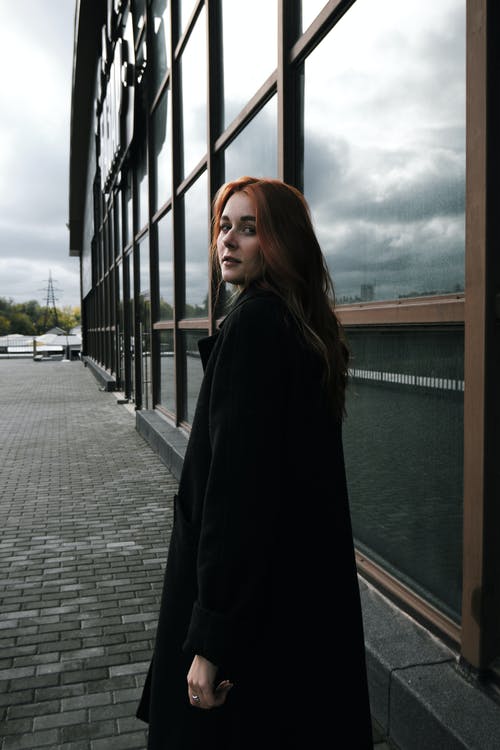 有关垂直拍摄, 女人, 有色头发的免费素材图片