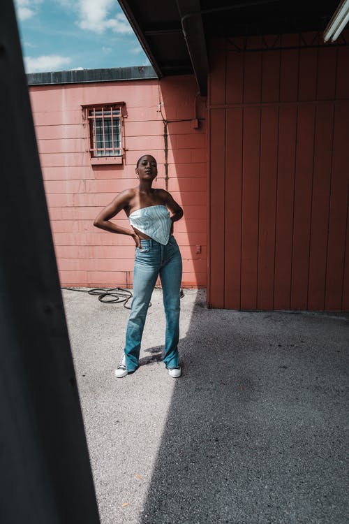 有关垂直拍摄, 女人, 牛仔褲的免费素材图片
