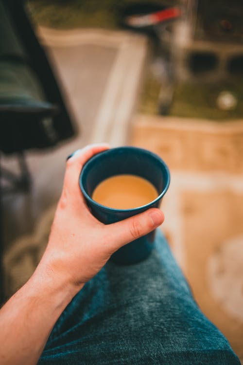 有关一杯咖啡, 手, 持械抢劫的免费素材图片