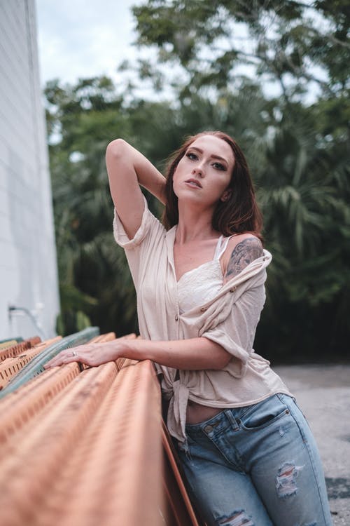 有关倚, 有色头发, 灰色的眼睛的免费素材图片