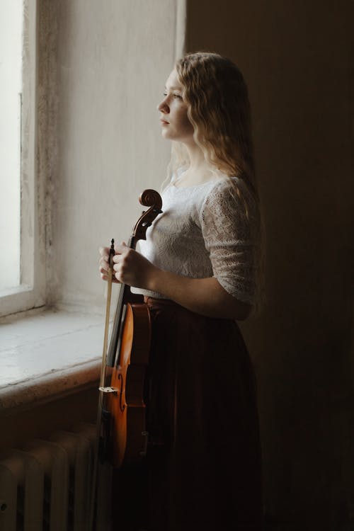 有关卷发, 女人, 小提琴的免费素材图片