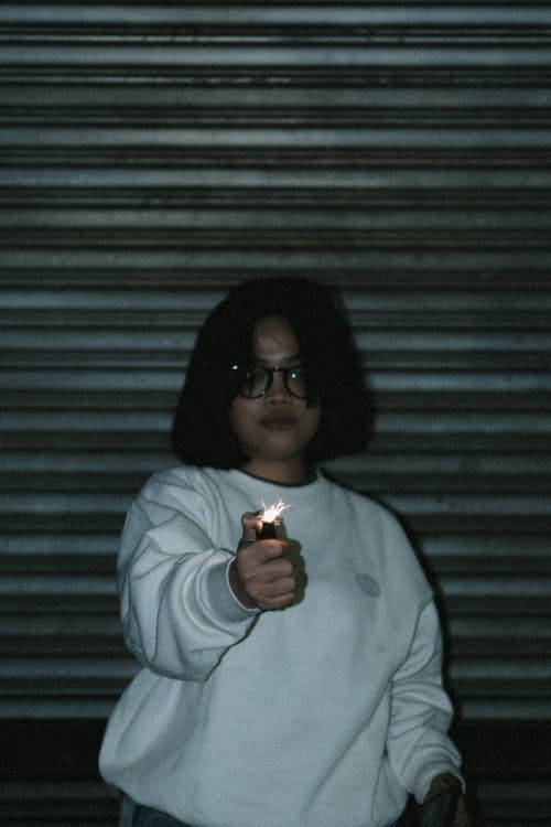 有关垂直拍摄, 女人, 打火机的免费素材图片