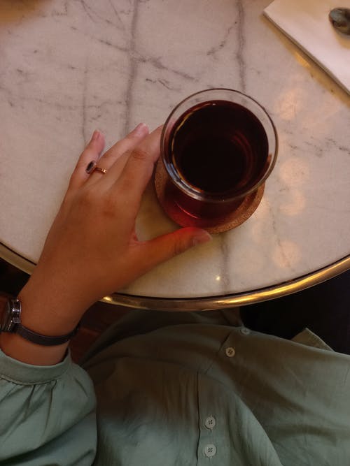 有关喝, 垂直拍摄, 手的免费素材图片