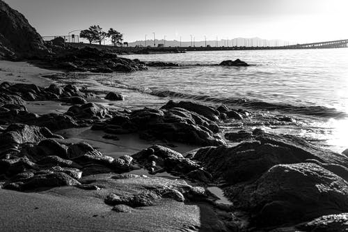 有关单色, 岩石, 海滨的免费素材图片