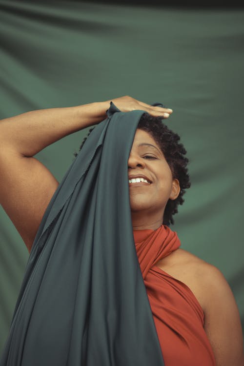 有关女人, 室内, 微笑的免费素材图片