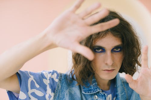 有关举起手臂, 人, 化妆品的免费素材图片