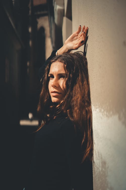 有关举手, 侧面图, 卷发的免费素材图片