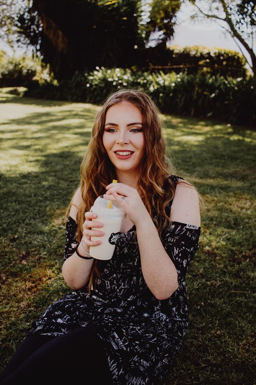 有关卷发, 喝, 坐的免费素材图片