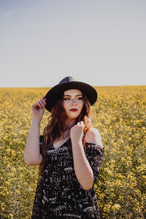 有关卷发, 垂直拍摄, 太阳帽的免费素材图片