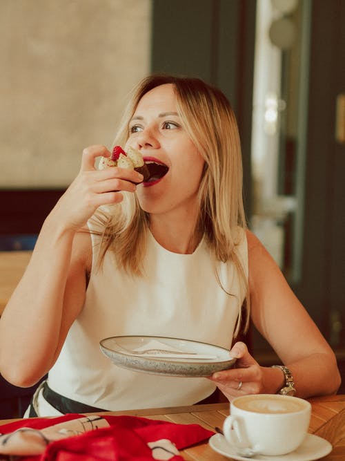 有关一杯咖啡, 吃, 垂直拍摄的免费素材图片
