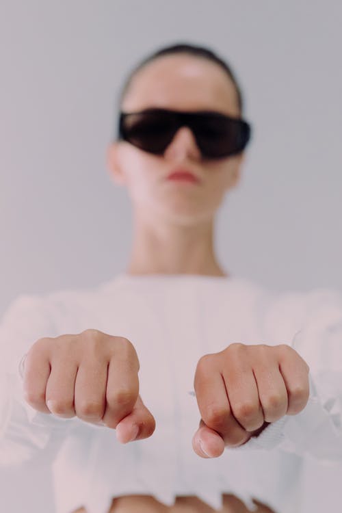 有关举起手臂, 头发后退, 女人的免费素材图片