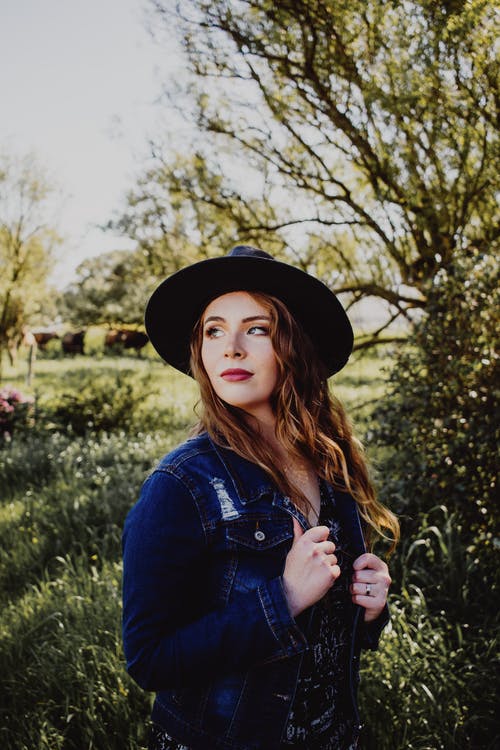 有关卷发, 垂直拍摄, 女人的免费素材图片