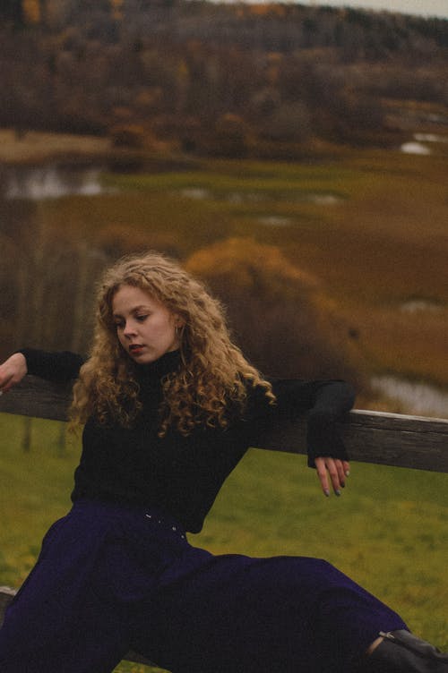 有关人, 坐, 垂直拍摄的免费素材图片