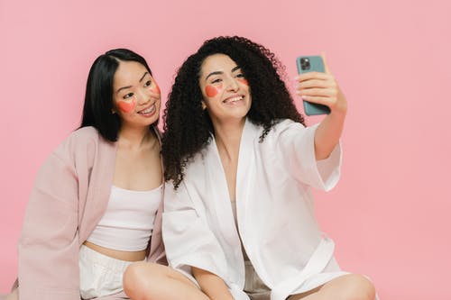 有关内衣, 化妆品, 友谊的免费素材图片