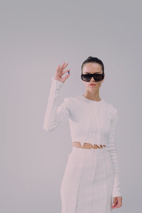 有关人的手, 墨镜, 女人的免费素材图片