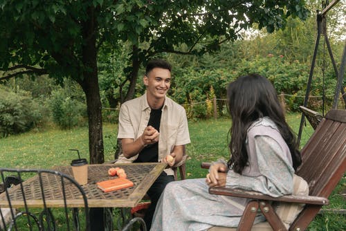 有关一对, 一次性杯子, 人的免费素材图片