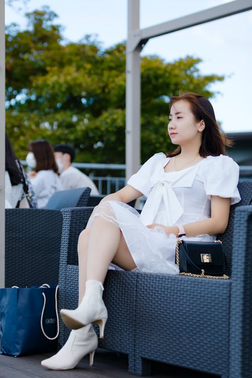 有关休閒, 双腿交叉, 坐的免费素材图片